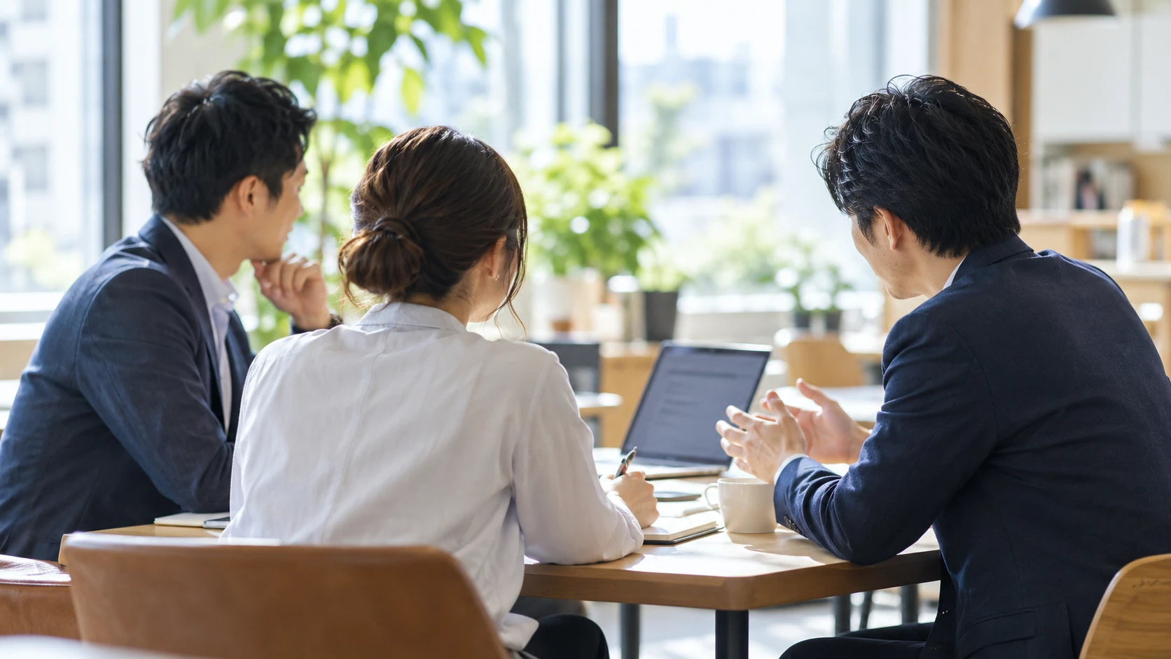同じテーブルで事業のこれからを考える相談風景の生成イメージ
