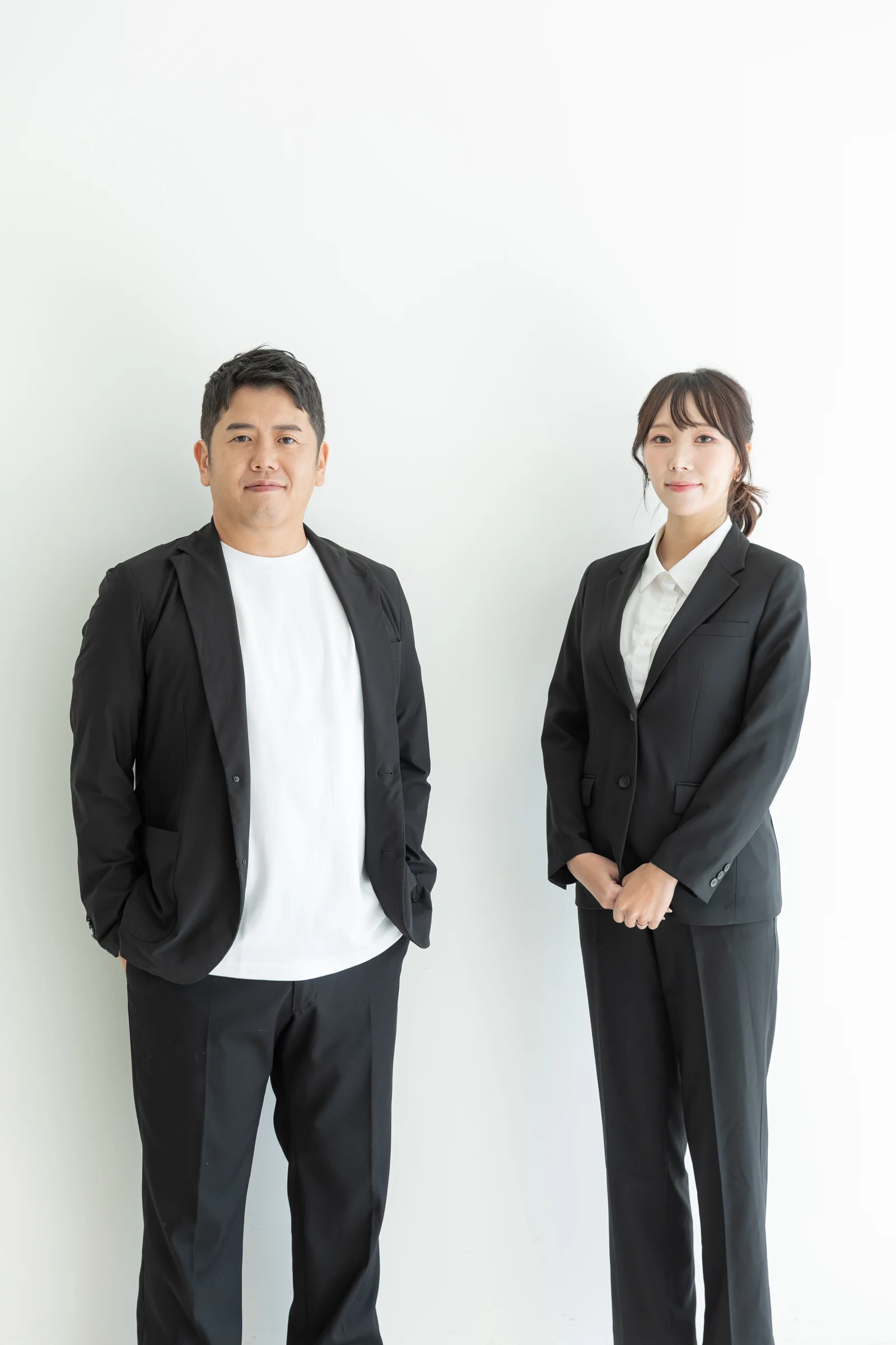 本出一正と女性が並んで立つ写真
